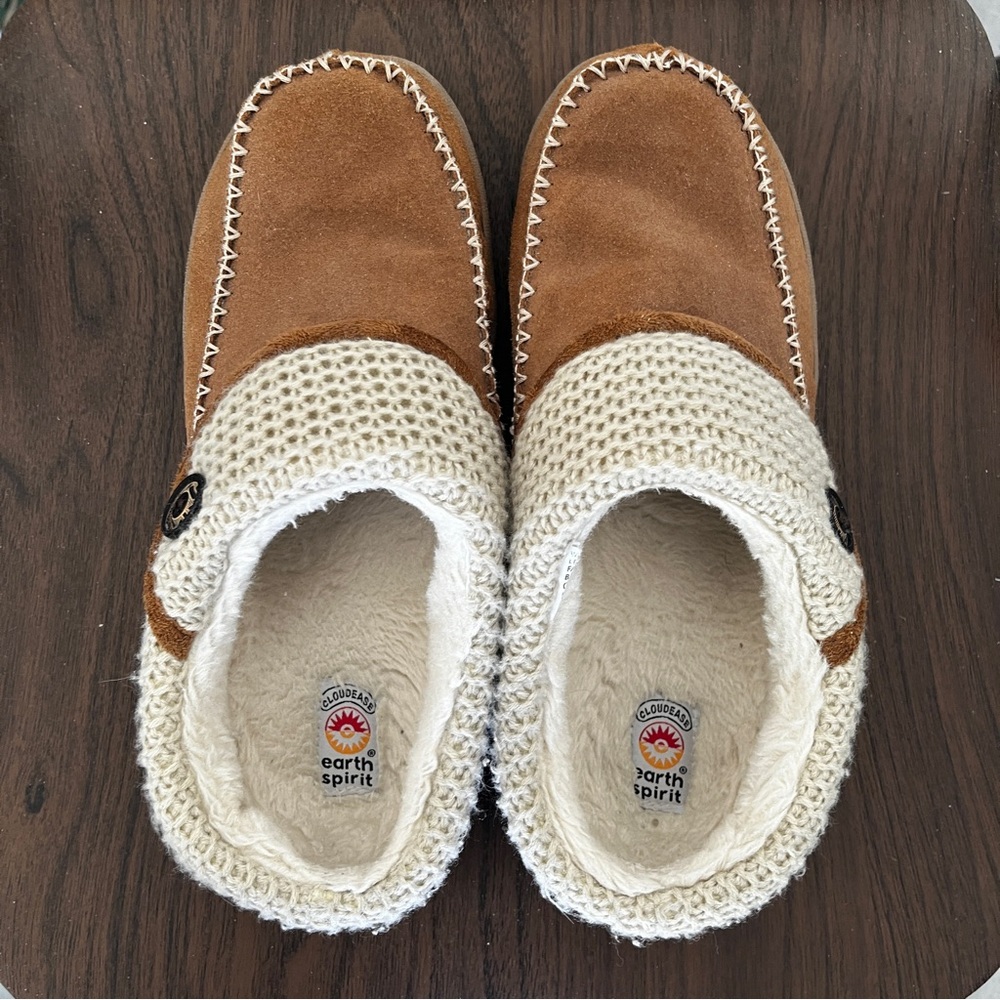 Men’s Brown Moccasin style slippers. Size 8.5.